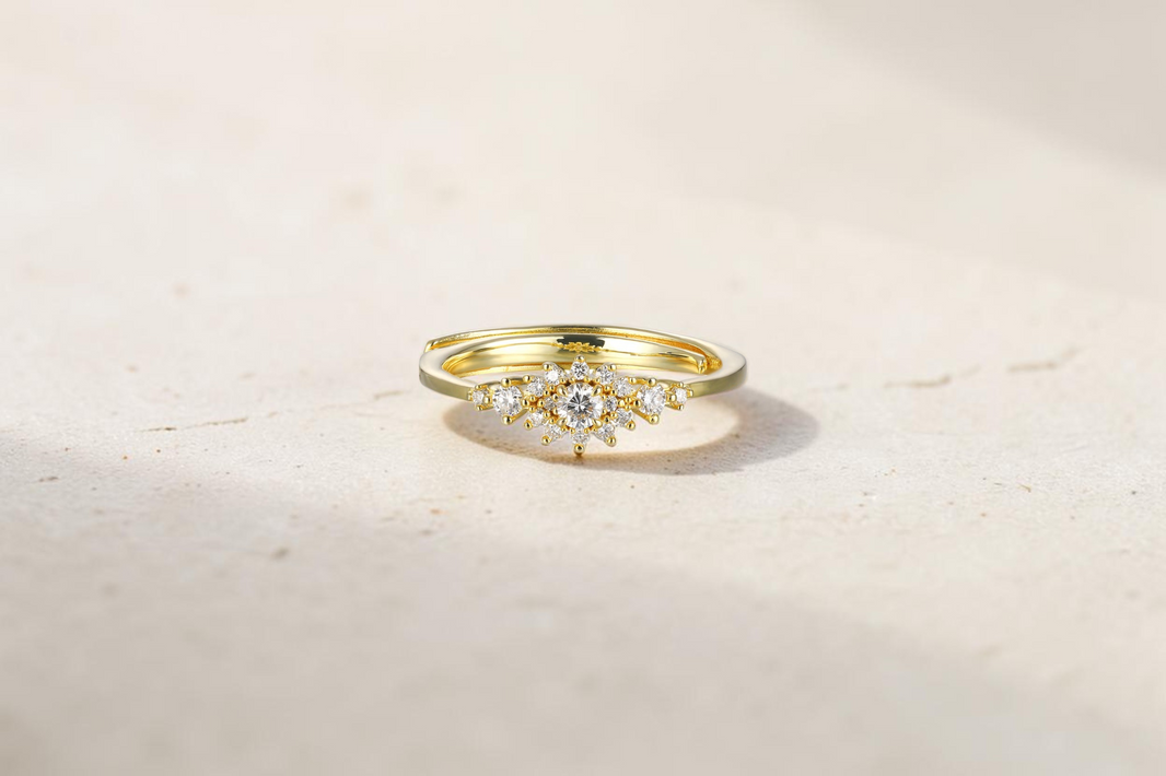 Findingyoyo Eira adjustable gold-plated sterling silver ring featuring a cluster of sparkling lab-grown diamonds.