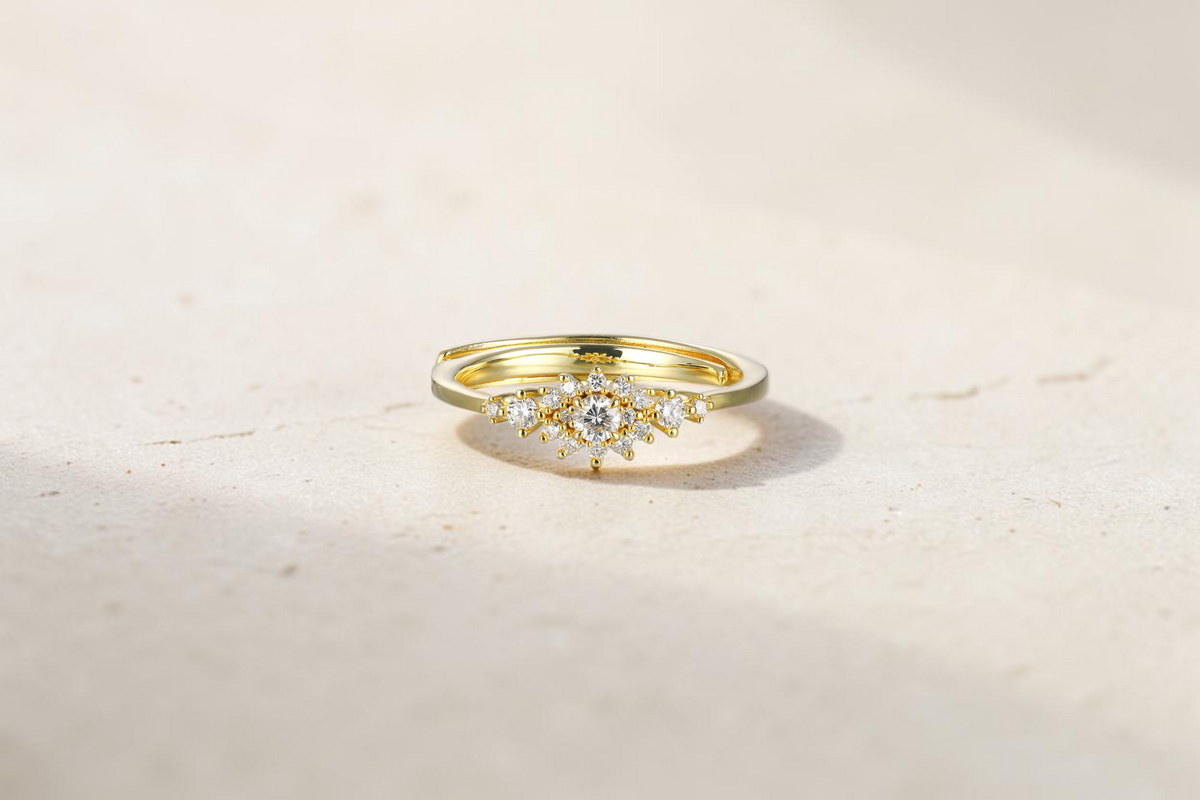 Findingyoyo Eira adjustable gold-plated sterling silver ring featuring a cluster of sparkling lab-grown diamonds.