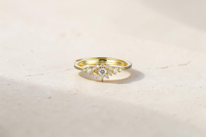 Findingyoyo Eira adjustable gold-plated sterling silver ring featuring a cluster of sparkling lab-grown diamonds.