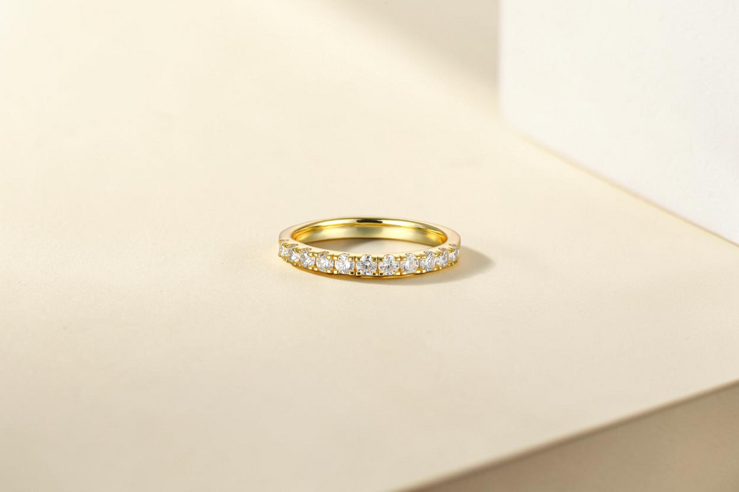 Findingyoyo gold pavé band ring featuring a continuous line of sparkling lab-grown diamonds on a gold-plated surface.