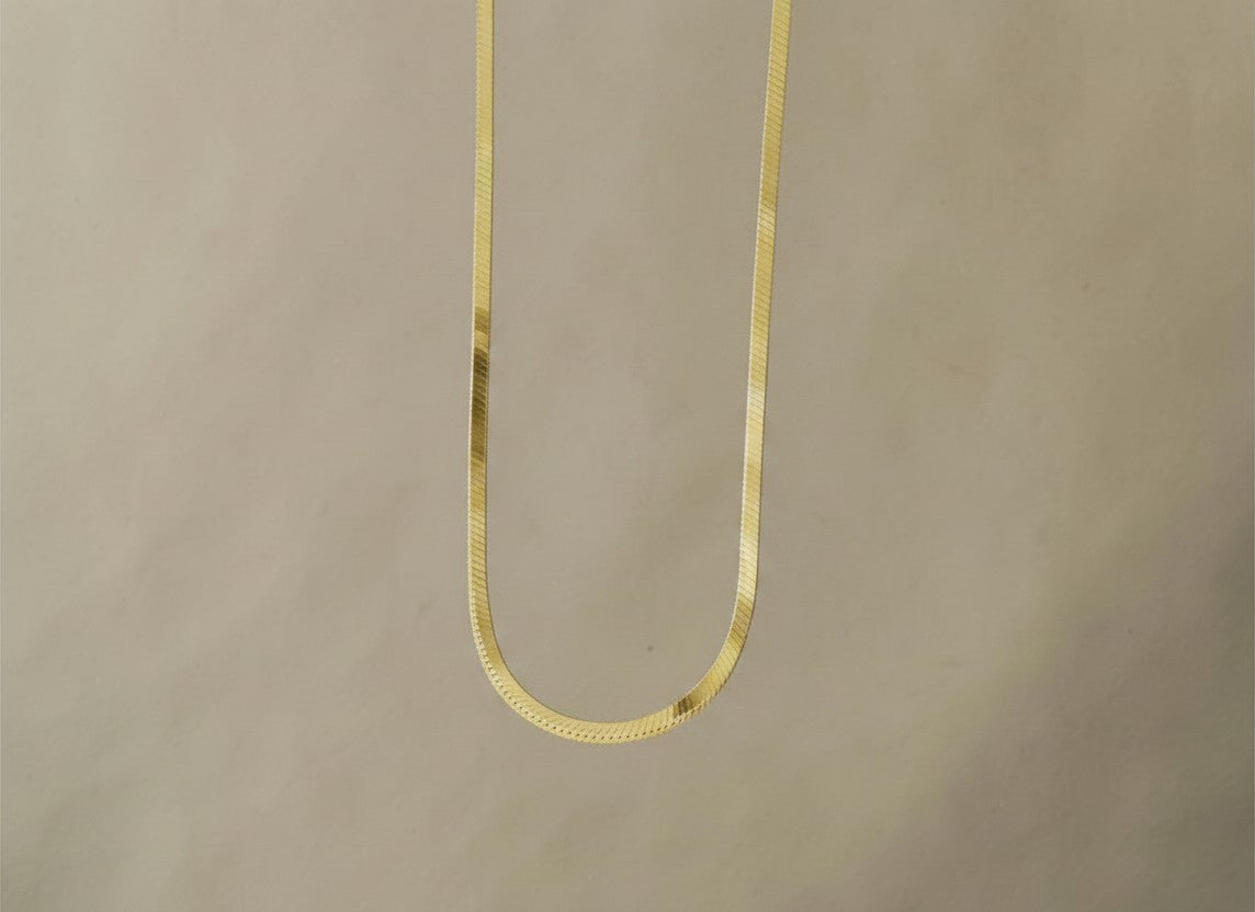 Findingyoyo Sardina gold vermeil herringbone chain necklace with a flat, smooth, and luxurious interlocking link design.
