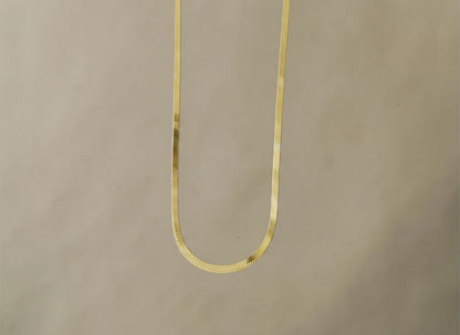 Findingyoyo Sardina gold vermeil herringbone chain necklace with a flat, smooth, and luxurious interlocking link design.