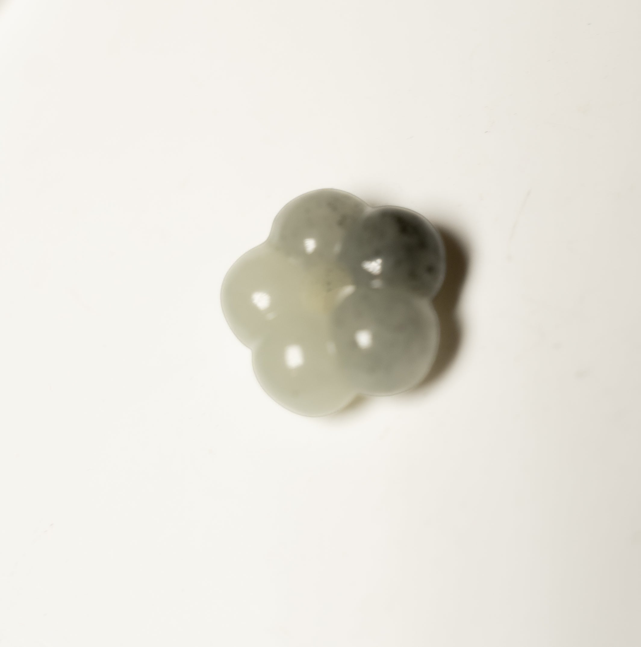 Findingyoyo Jardin Necklace featuring a hand-carved pale green and grey natural Hetian jade flower pendant
