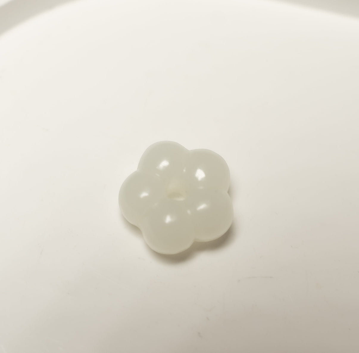 Findingyoyo Jardin Necklace featuring a hand-carved ivory white natural Hetian jade flower pendant