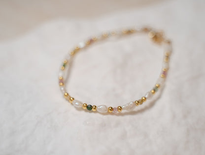 Findingyoyo Skittles bracelet featuring natural tourmaline stones and freshwater keshi pearls on gold vermeil chain.