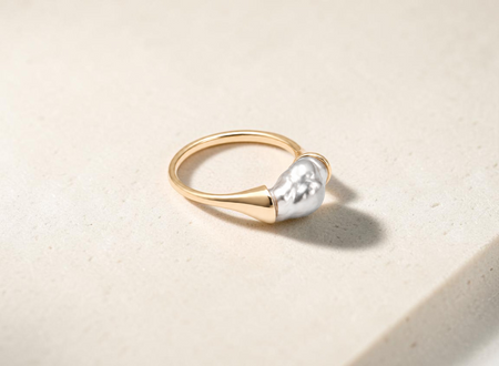 Findingyoyo Wavy Ring featuring an iridescent black Tahitian keshi pearl set on a solid 14K yellow gold band.